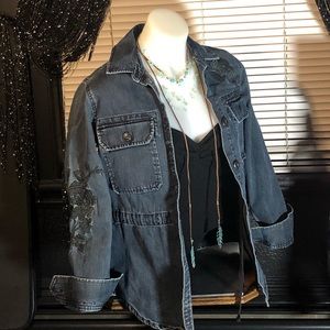 GAP Womens size small ✨Embroidered ✨Denim Jacket